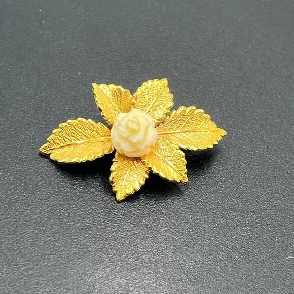 Wells Vintage 14K Gold Filled Rose Flower Leaf Carved Pin Brooch - Picture 1 of 10